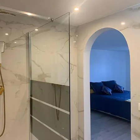 Βίλα Paradis - *